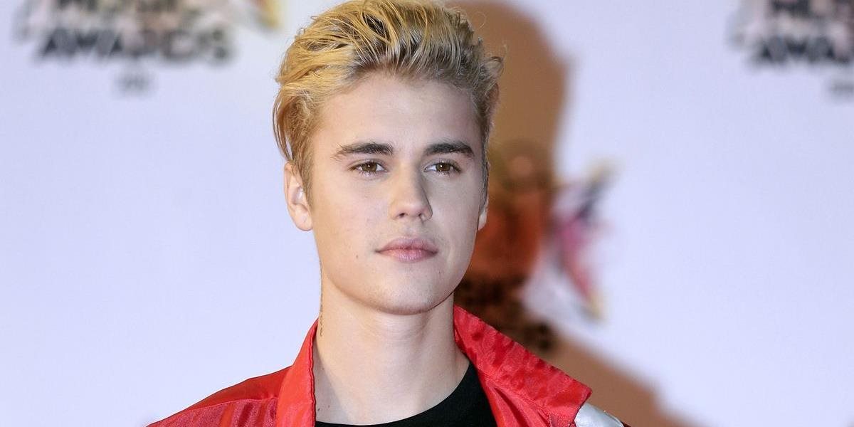 VIDEO Spevák Justin Bieber v Beverly Hills zrazil paparazza