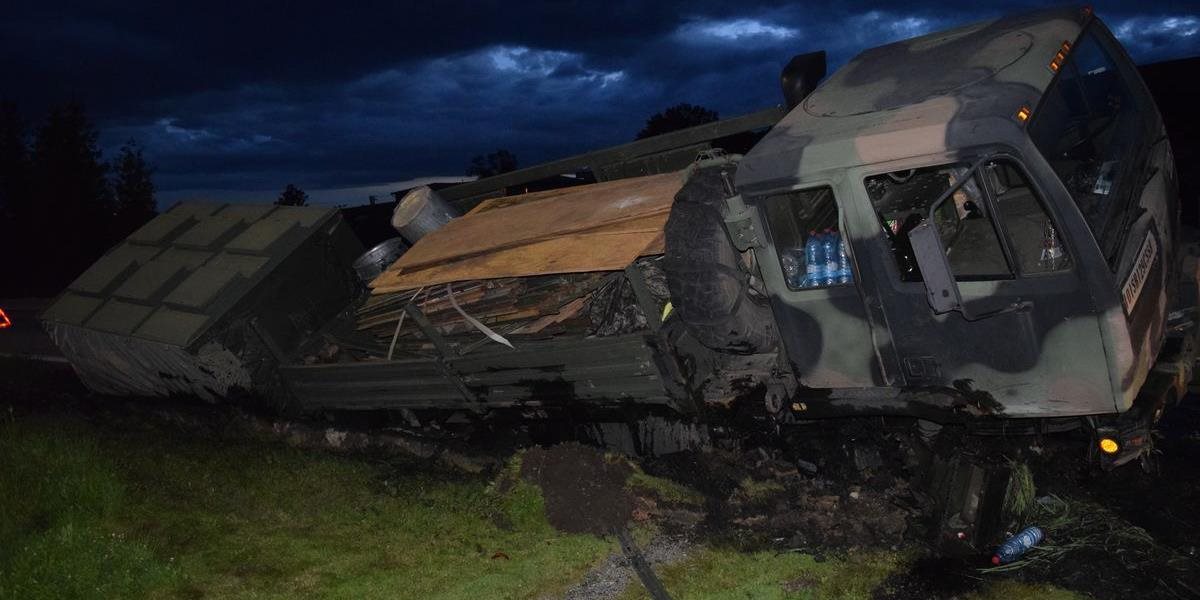 V obci Radoma havarovalo americké vojenské nákladné vozidlo