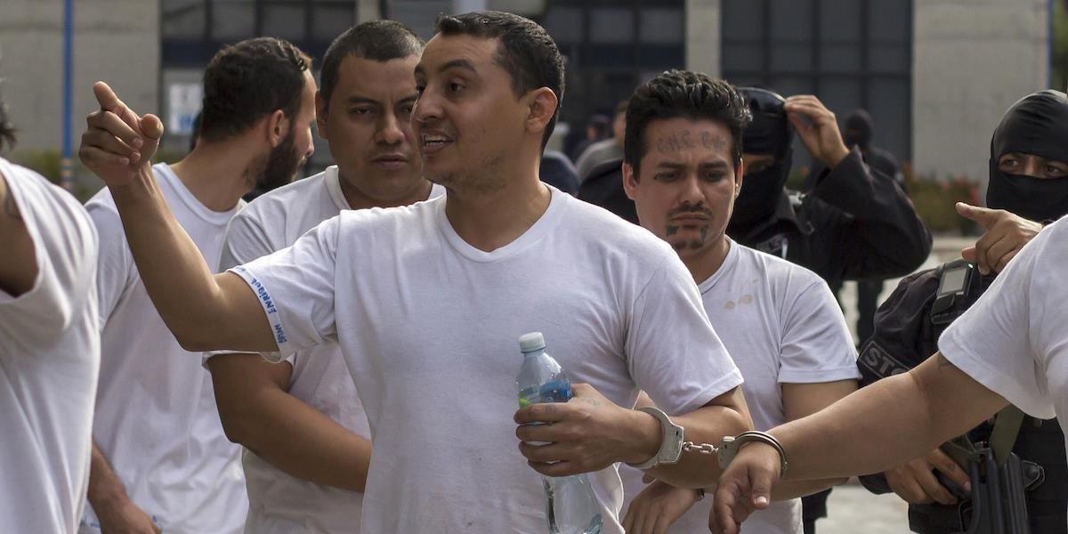 FOTO V Salvádore zadržali stovky členov pouličného gangu: Budú stíhaní za únosy a členstvo v teroristickej organizácii