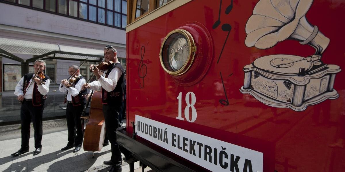 Letné jazdy historickou hudobnou električkou ulicami hlavného mesta pokračujú