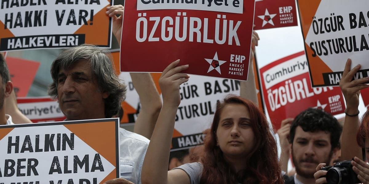 Súd prepustil sedem pracovníkov denníka Cumhuriyet