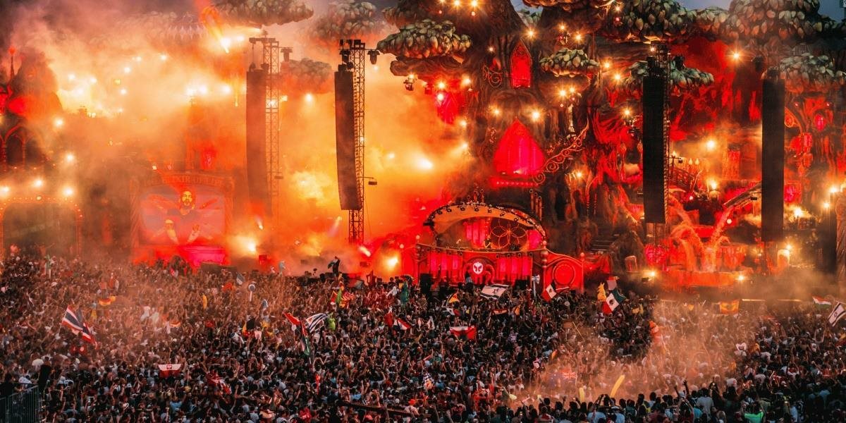 Tisíce návštevníkov hudobného festivalu evakuovali pre požiar