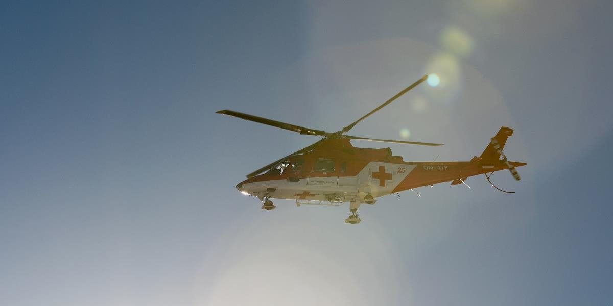 Motorovou  pílou zranený muž bol prevezený do nemocnice vrtuľníkom