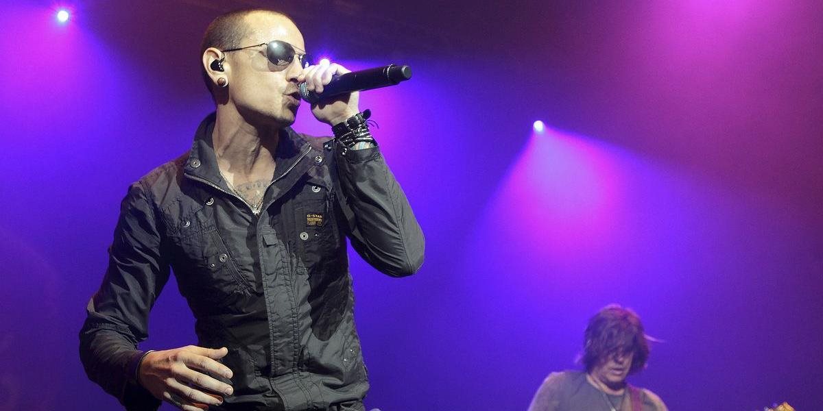 V Kalifornii pochovali speváka Chestera Benningtona z Linkin Park