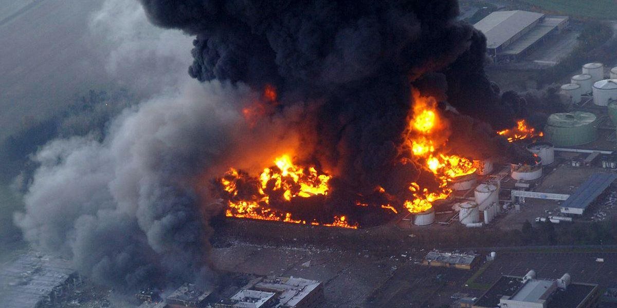 VIDEO Najväčšiu európsku rafinériu Shell pohltil silný požiar