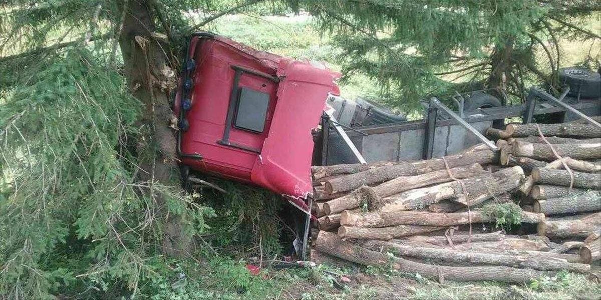 FOTO Pri Čertovici sa do priekopy zrútilo nákladné auto