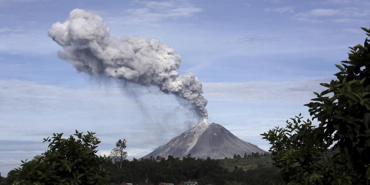 Sopka Sinabung v Indonézii sa opäť prebúdza: Vychrlila popol do veľkej výšky