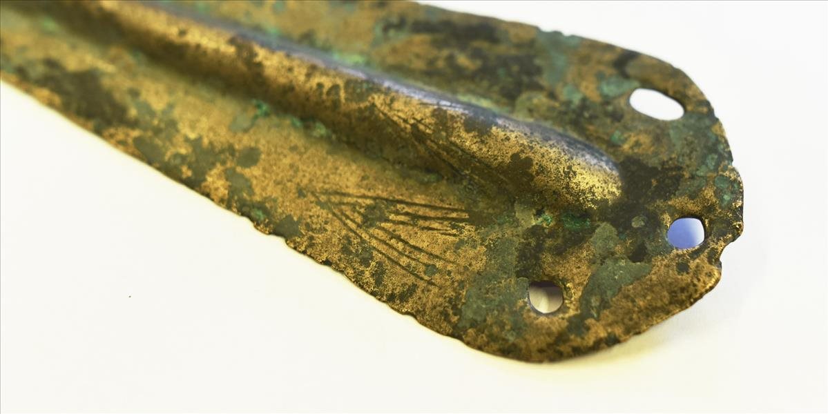 FOTO Mladík v Hlohovci našiel dýku starú takmer 4000 rokov: Dostane nálezné
