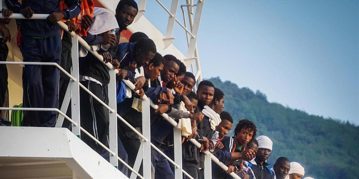 Talianska polícia zabavila loď, ktorá pri brehoch Líbye vyzdvihovala utečencov