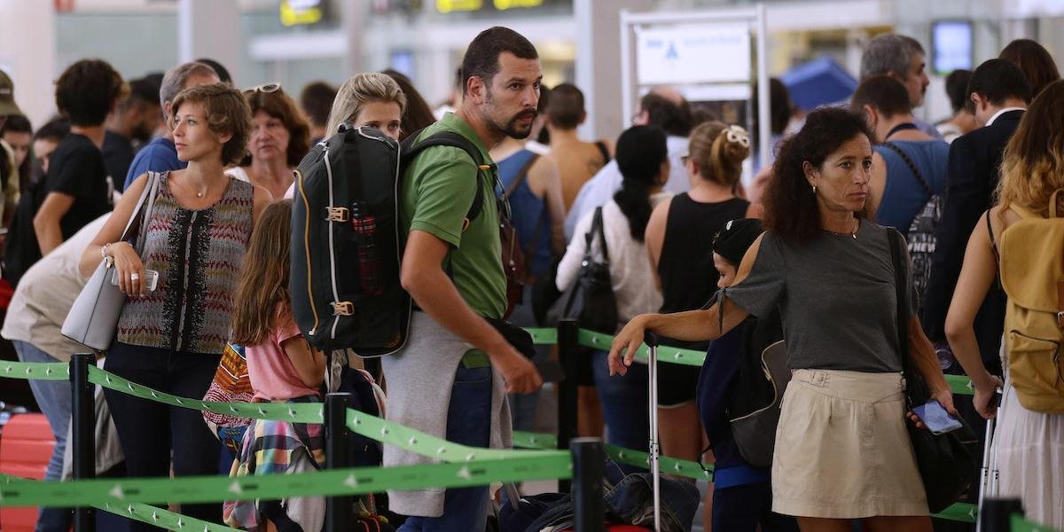 Štrajk bezpečnostného personálu na letisku v Barcelone spôsobuje dlhé rady a chaos