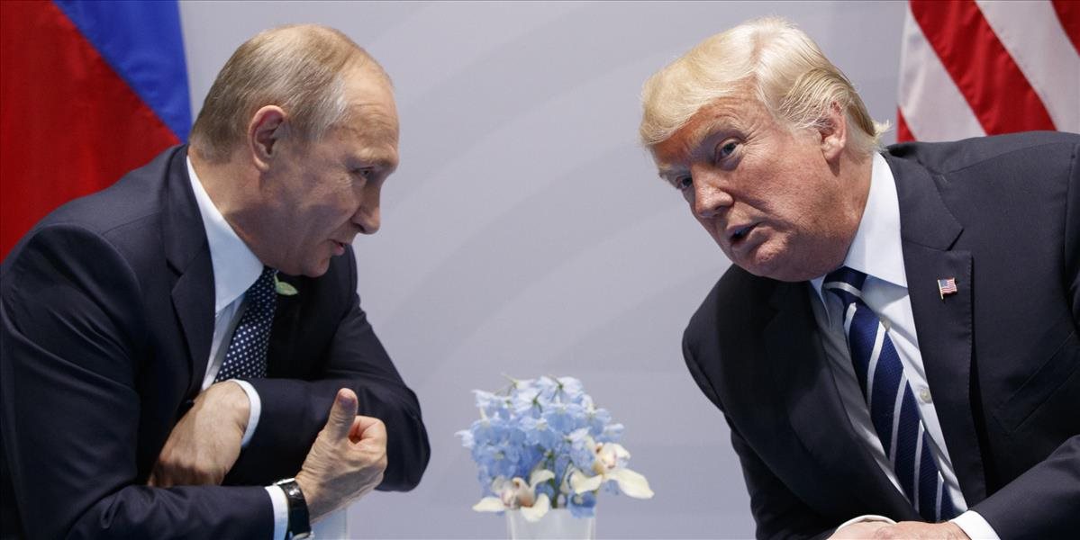 Lídri mocností trávia letnú dovolenku - Trump v golfovom klube, Putin na Sibíri