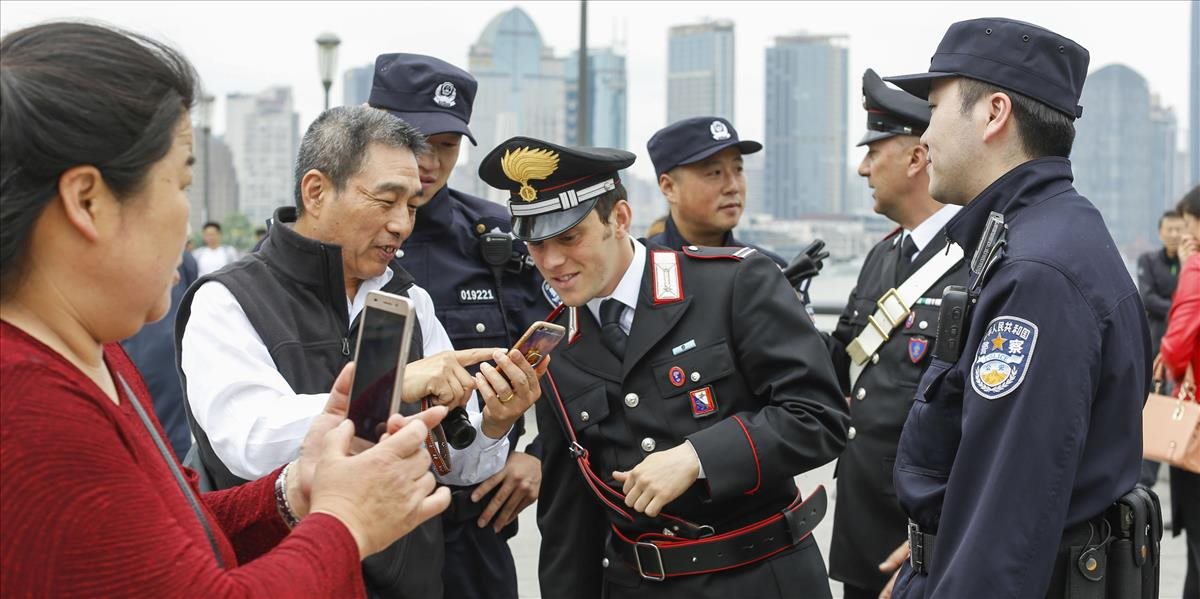 Zatkli čínskych turistov, ktorí napodobňovali nacistické pozdravy