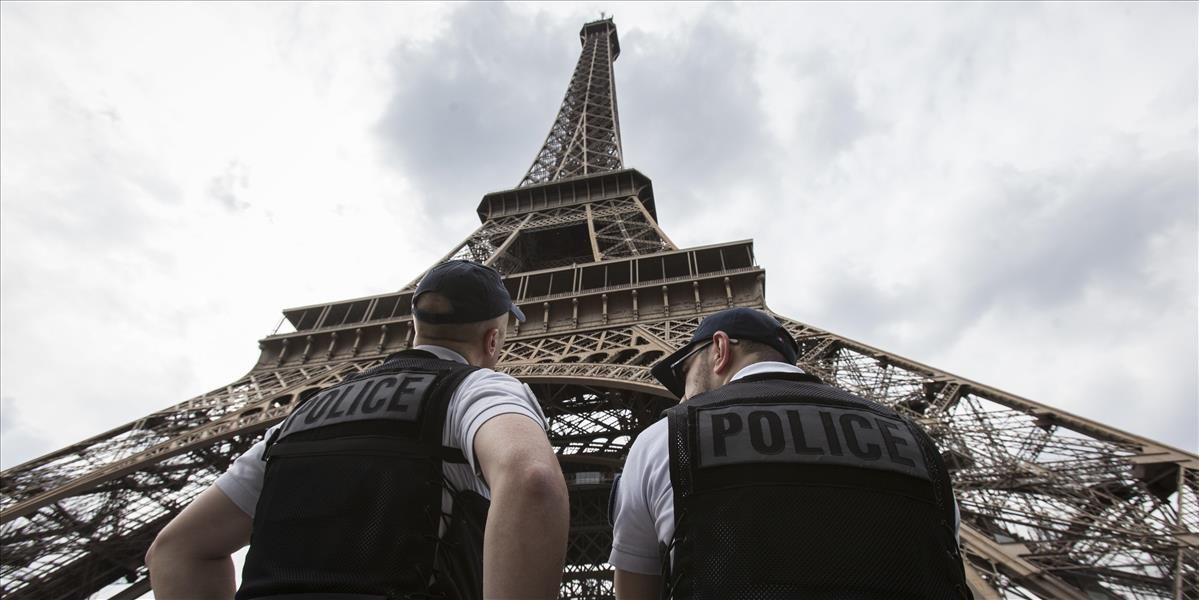 Poplach v Paríži: Na Eiffelovej veži spôsobil rozruch muž prepustený z psychiatrie