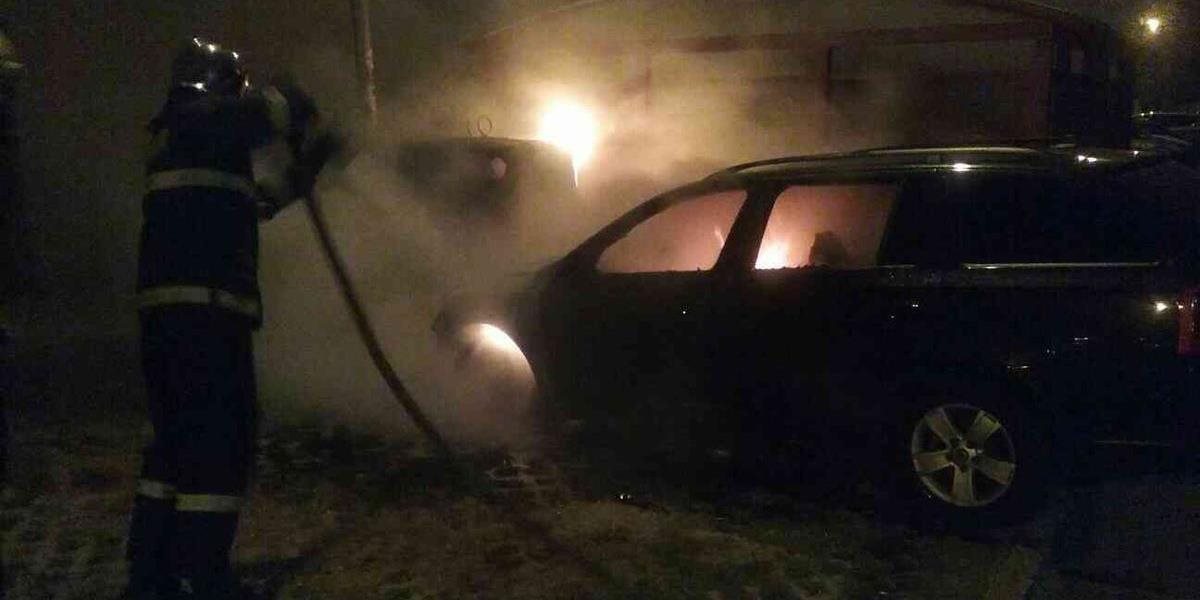Bratislavskí hasiči zasahujú pri požiari auta na Gagarinovej ulici
