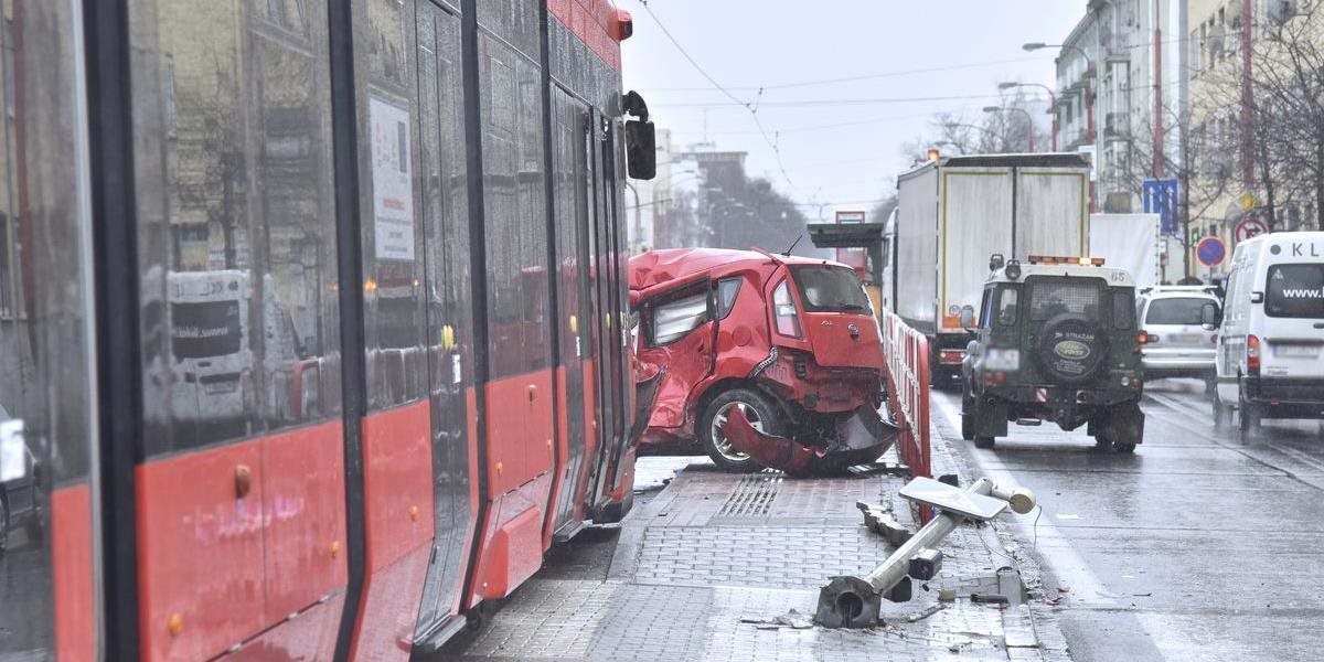 Hasiči zasahujú pri nehode auta a električky v Bratislave