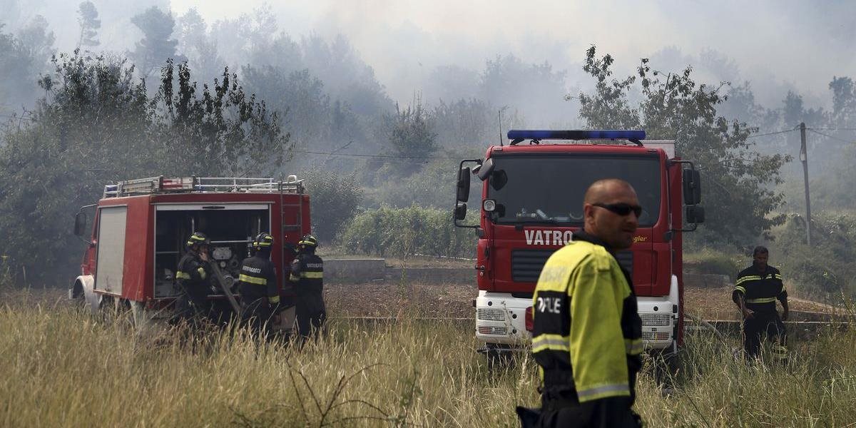 Požiare sa nevyhli ani chorvátskej riviére, horí už aj pri Makarskej