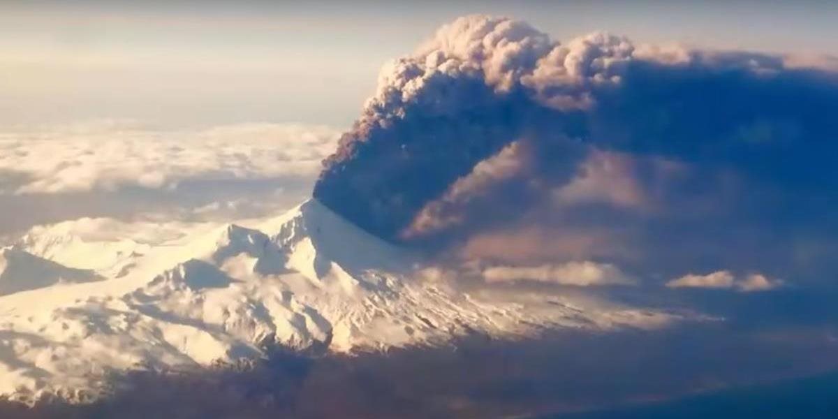 Aljašský stratovulkán Bogoslof vychrlil sopečný stĺp ohrozujúci lietadlá