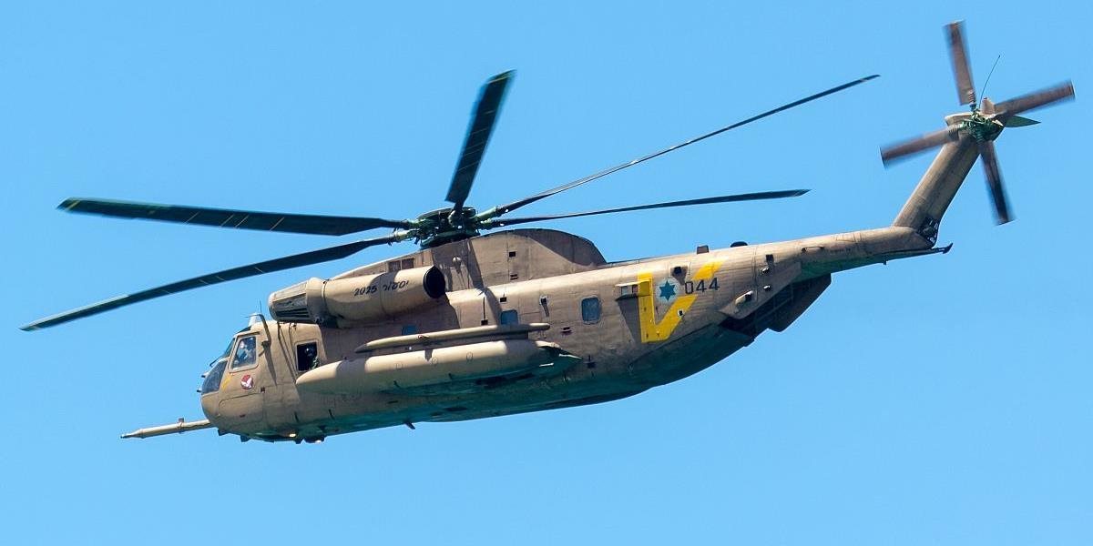 V Izraeli sa zrútil vojenský vrtuľník, jeden pilot zahynul, druhý je zranený