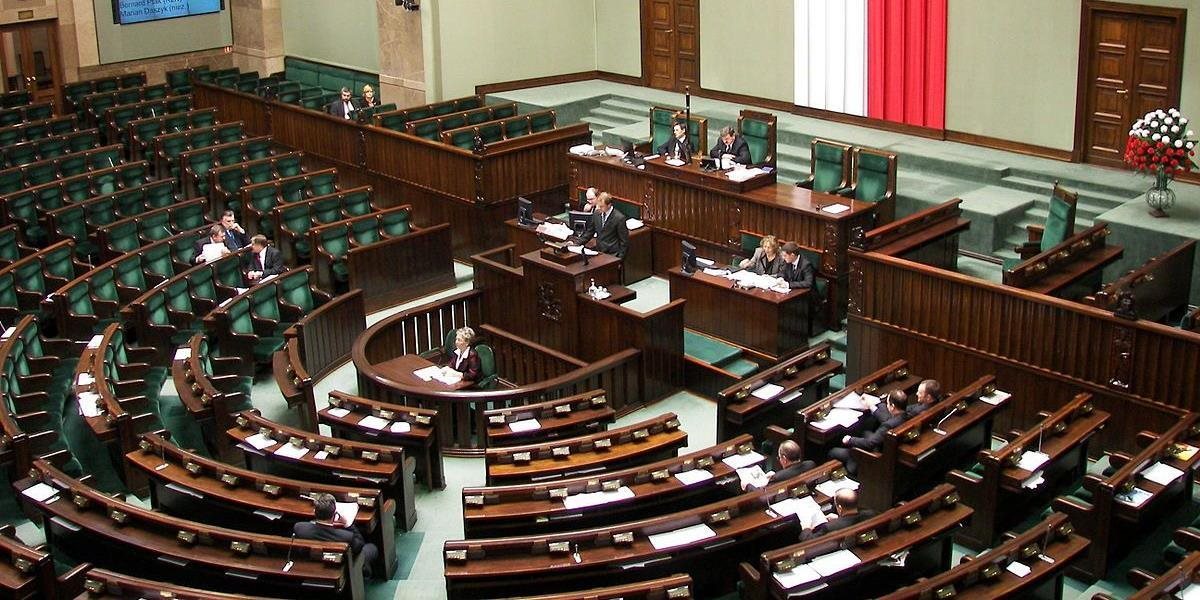 Vyšetrovanie prípadu prekročenia služobných právomocí v poľskom Sejme, ktoré viedlo k parlamentnej kríze, pozastavili