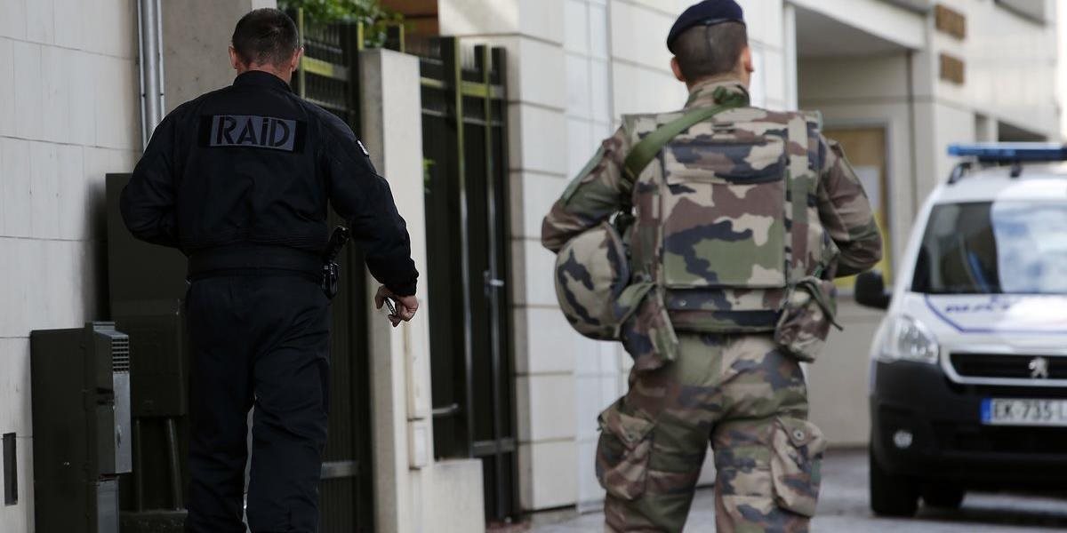 Podozrivý z útoku na vojakov v Paríži je Alžírčan žijúci vo Francúzsku