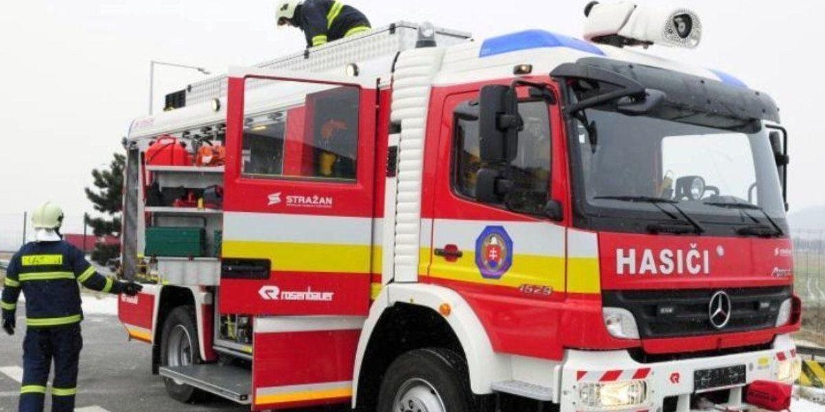 Bratislavskí hasiči zachytávajú rozliatu ortuť na Prístavnej ulici