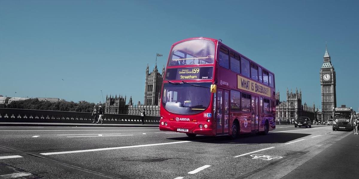VIDEO Poschodový autobus v Londýne nabúral do obchodu