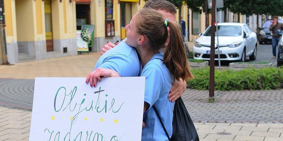 FOTO Vďaka originálnej aktivite študentov sa v bratislavských uliciach začne šíriť láska