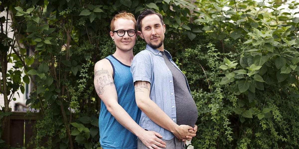 Tehotný muž porodil chlapčeka svojmu homosexuálnemu manželovi