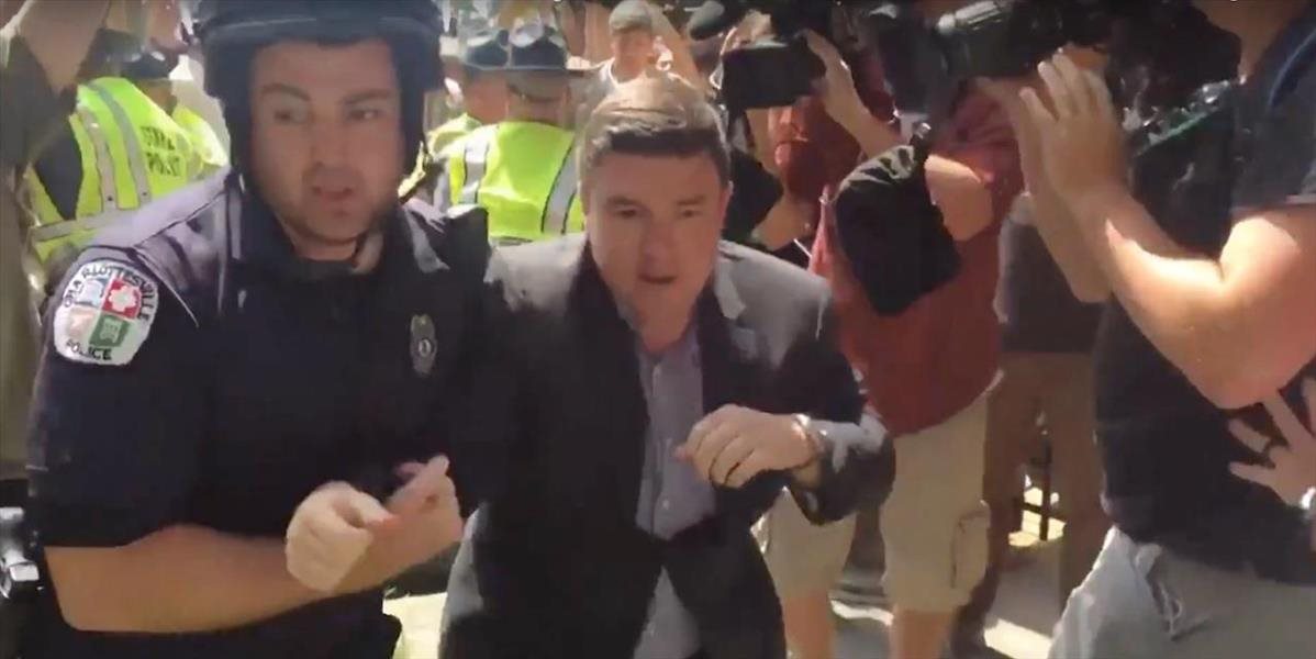 VIDEO Organizátor pochodu v Charlottesville musel ujsť z tlačovej konferencie