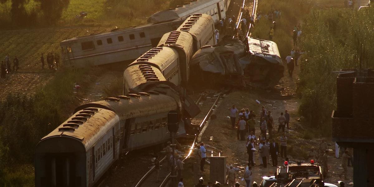 Po tragickej zrážke vlakov v Egypte rezignoval šéf železníc