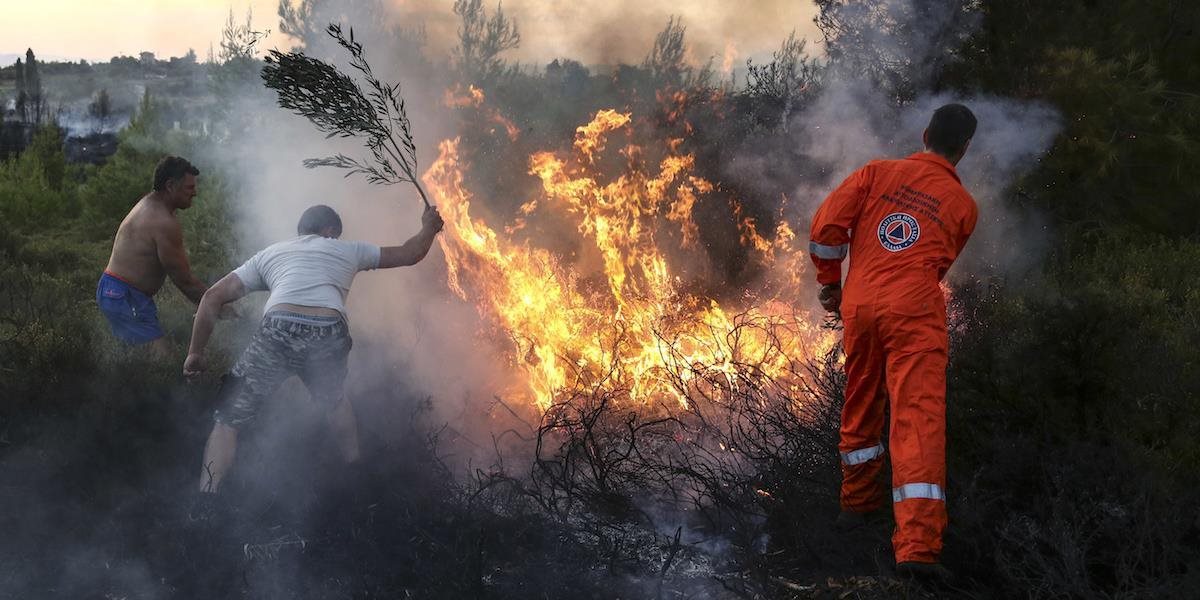 FOTO + VIDEO Tisíce ľudí evakuovali pred lesným požiarom severne od Atén