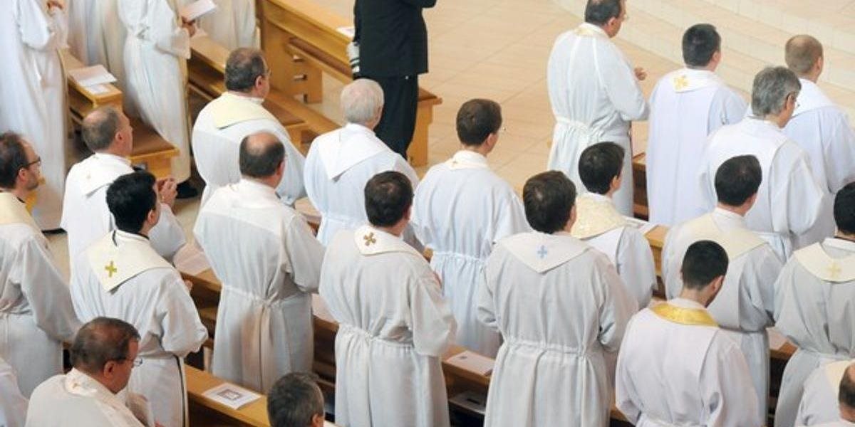 Kňazi v Austrálii budú musieť oznamovať na polícii zneužívanie detí priznané v spovedi