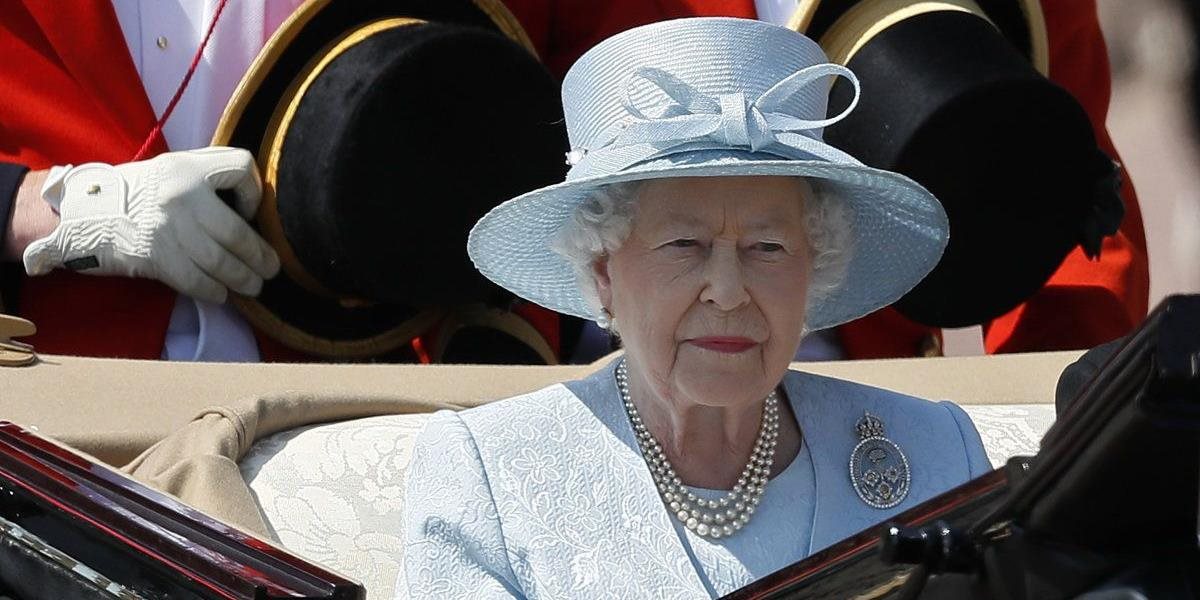 Kráľovná Alžbeta sa rozhodla abdikovať v prospech Charlesa