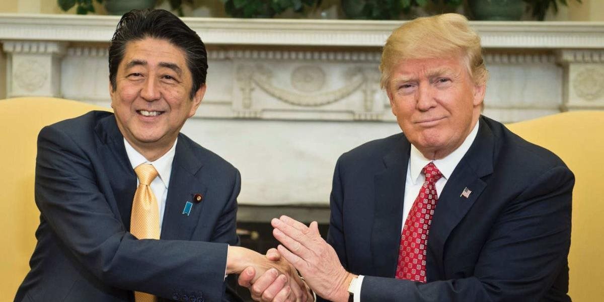 Trump a Abe sa dohodli na spolupráci, chcú zabrániť KĽDR v odpálení rakety na Guam