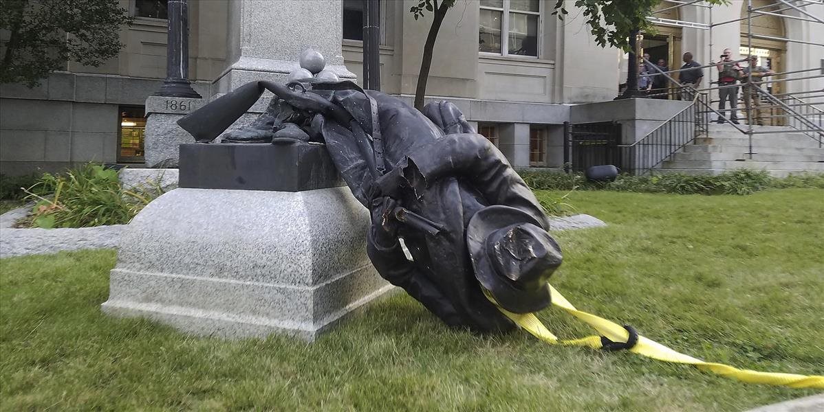 VIDEO Aktivisti bojujúci proti rasizmu strhli sochu konfederačného vojaka