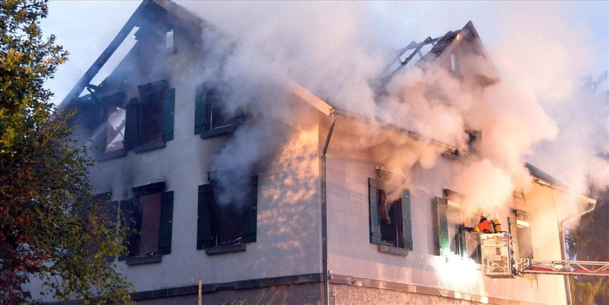 Muž po hádke s manželkou zapálil dom