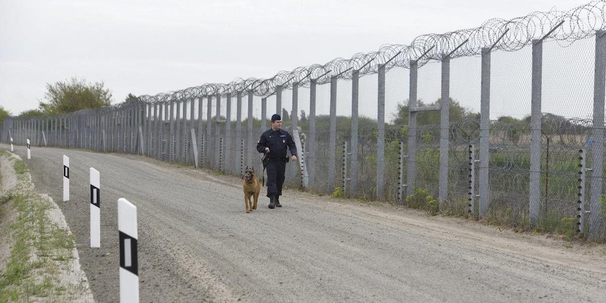 Pri hraniciach Maďarska so Srbskom zadržali stovku ilegálnych migrantov