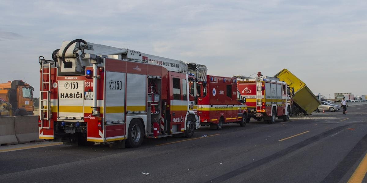 Na českej diaľnici D1 zhorel maďarský kamión: Cesta je neprejazdná