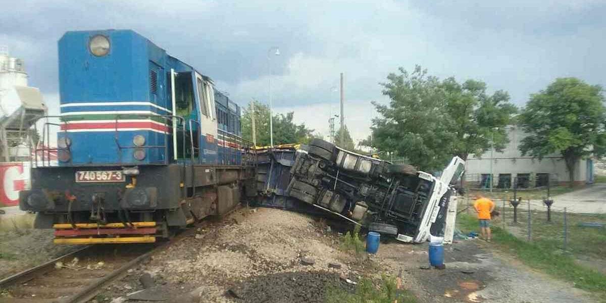 FOTO Nákladný vlak sa v Dunajskej Strede zrazil s kamiónom