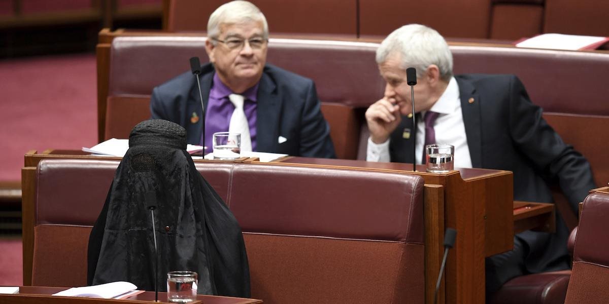 FOTO Protimoslimská austrálska senátorka si obliekla v parlamente burku