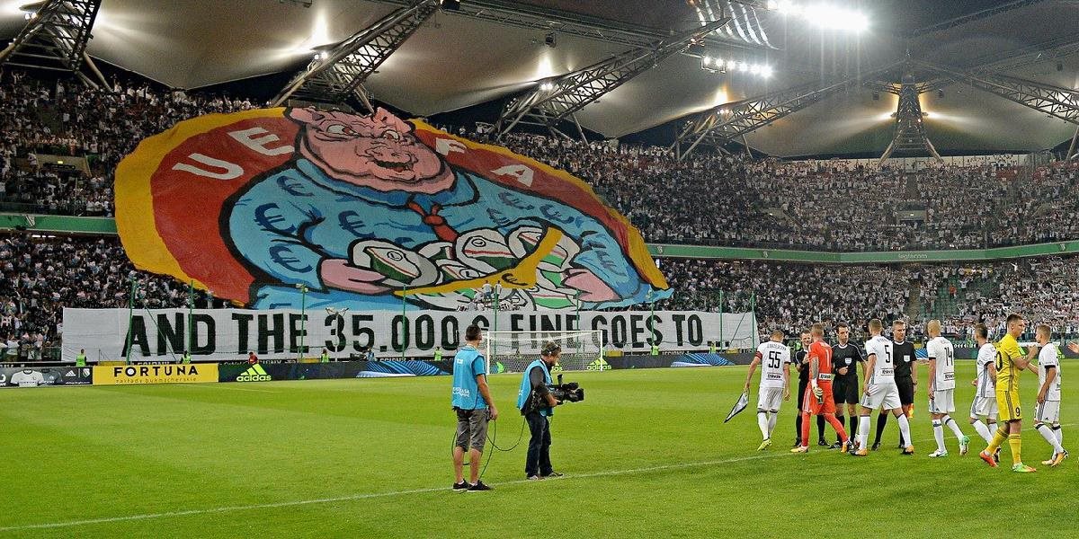 Poľskí fanúšikovia sa obrovským transparentom vysmiali UEFA