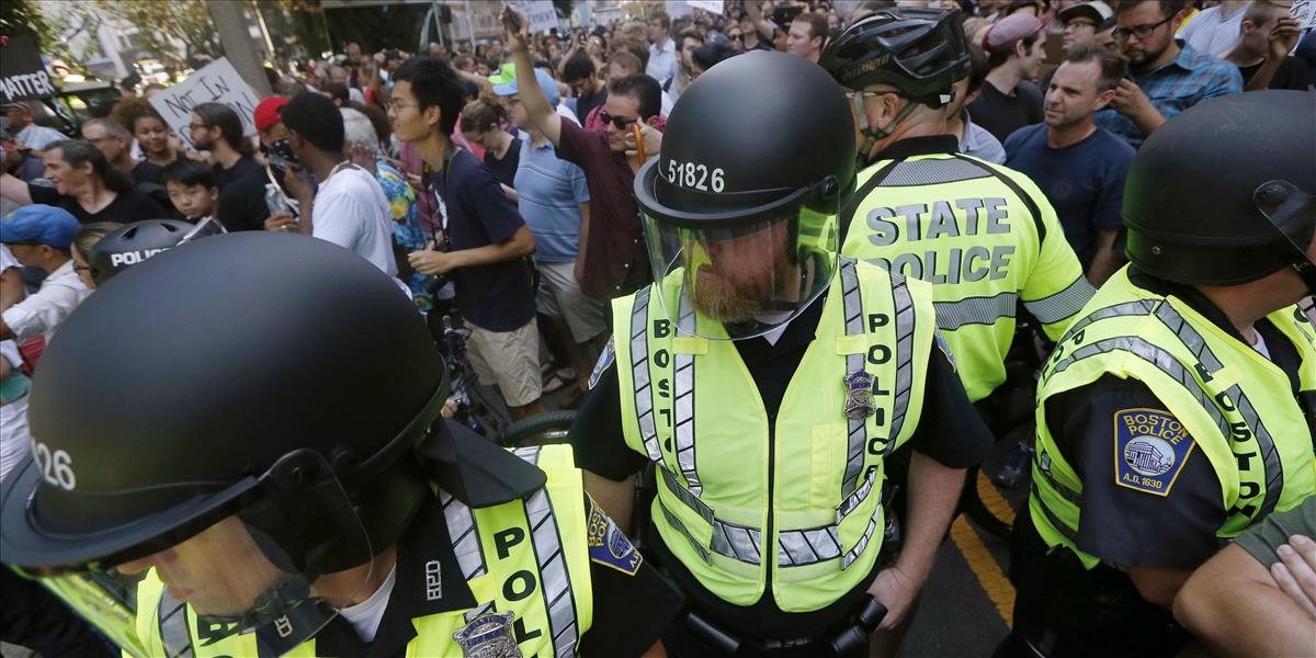 Mohutná protidemonštrácia zatienila "pochod za slobodu prejavu" v Bostone