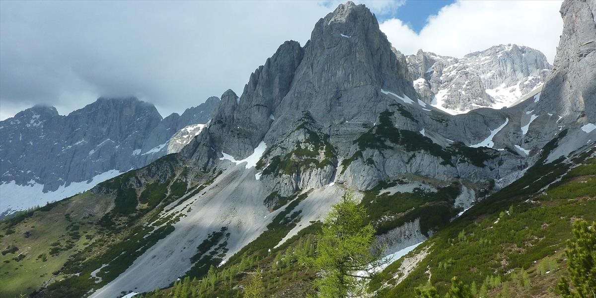 Skupinu výletníkov zasiahli v Alpách kamene