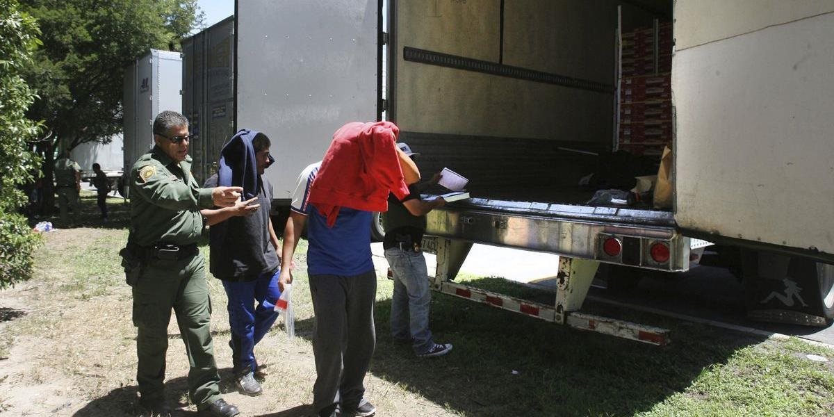 FOTO V kamióne z Rumunska odhalili 42 nelegálnych migrantov z Iraku