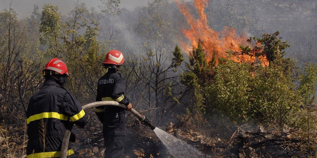 FOTO Požiare ohrozujú chorvátske mesto Drniš, s plameňmi bojuje 400 hasičov