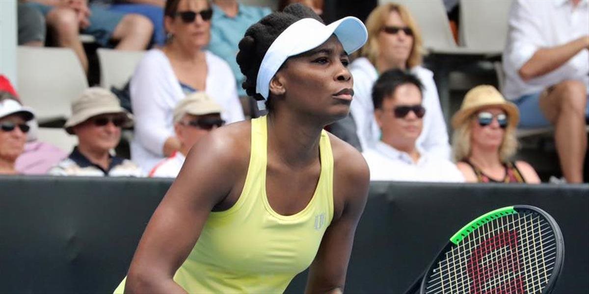 Autonehodu, ktorú spôsobila Venus Williamsová mohlo zapríčiniť telefonovanie za volantom
