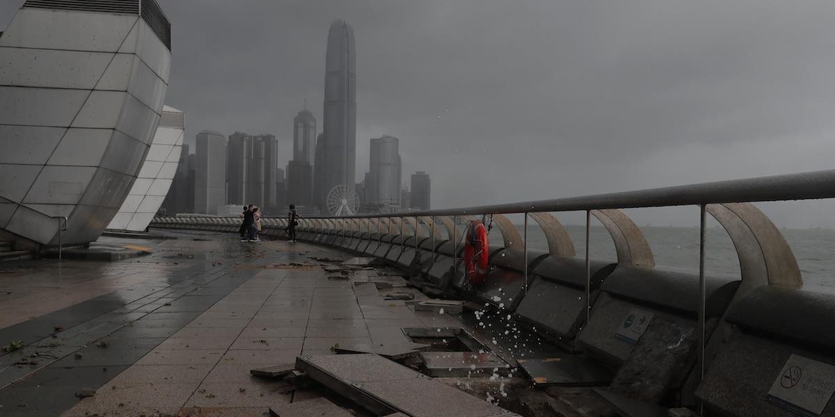 K Hongkongu sa blíži tajfún: Zrušili tu stovky letov a zatvorili školy