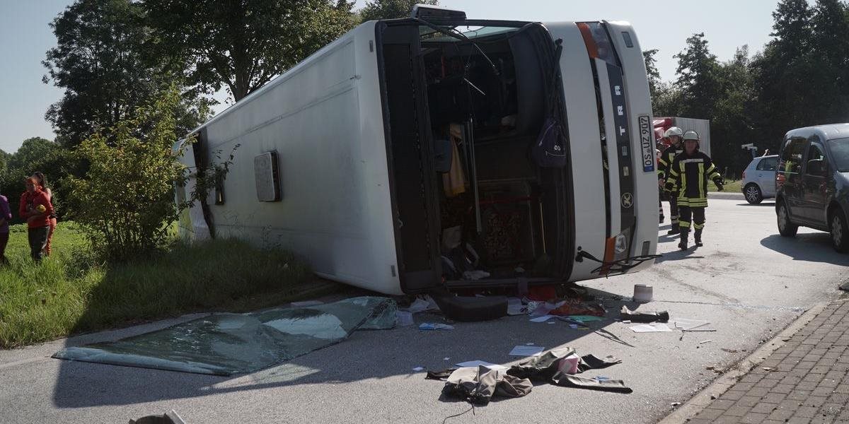 V Nemecku havaroval autobus, pri nehode sa zranilo 44 cestujúcich