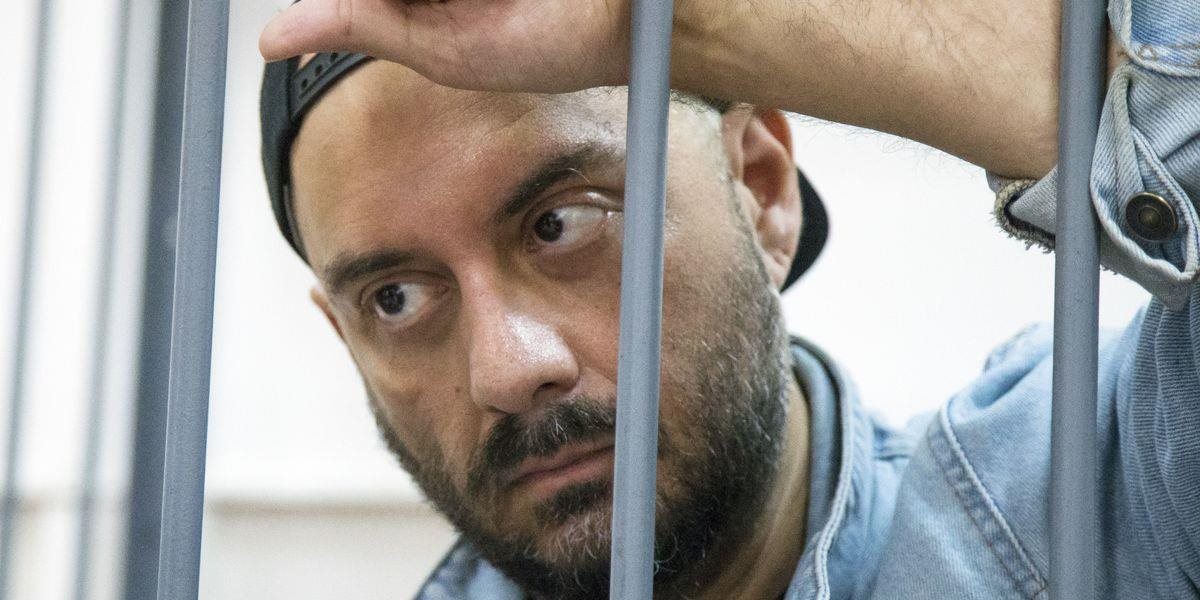 Divadelnému režisérovi Kirillovi Serebrennikovi nariadili domáce väzenie