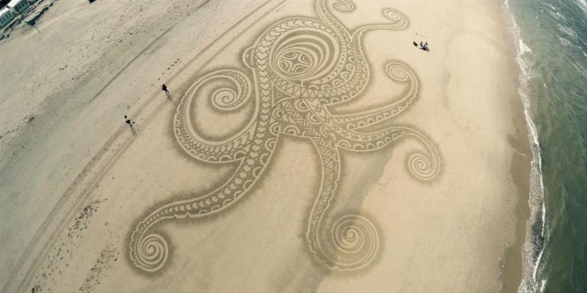 FOTO Muž si kreslí na pláži do piesku. Obrazce, ktoré vytvára sú ako odkaz z inej planéty